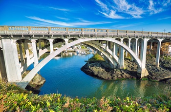 Broen over indsejlningen til Depoe Bay, Oregon i USA