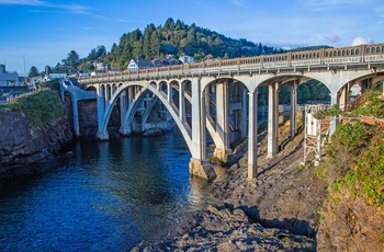 Broen over indsejlningen til Depoe Bay, Oregon i USA
