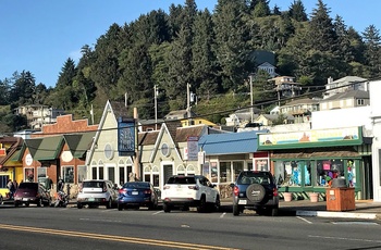 Små butikker i kystbyen Depoe Bay, Oregon i USA