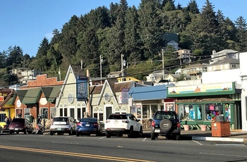 Små butikker i kystbyen Depoe Bay, Oregon i USA