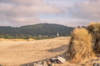 Umpqua River Lighthouse - Oregons første fyrtårn set fra stranden - USA