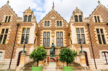 Orleans - Hotel Groslot med Jeanne d'Arc statue, Frankrig