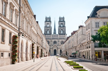 Orleans - Saint Croix katedralen med gade, Frankrig