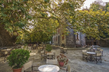 Ortodoks kirke ved det 1000 årige platantræ i byen Tsagarada Pelion-halvøen - Grækenland