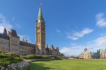 Parliamentsbygningen og Peace Tower i Ottawa, Ontario i Canada