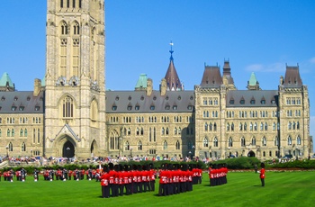 Vagtskifte foran Parliamentsbygningen i Ottawa, Ontario i Canada