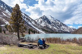 Hikere holder pause på vandring i Kluane National Park and Reserve i Yukon-territoriet - Canada