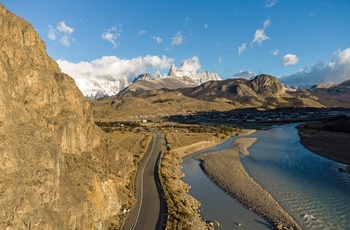 På vej mod bjergbyen El Chalten via RN 40 med Fitz Roy-bjerget i baggrunden i Argentina, Patagonien