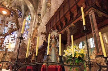 Indenfor i katedralen i Palma de Mallorca, Spanien