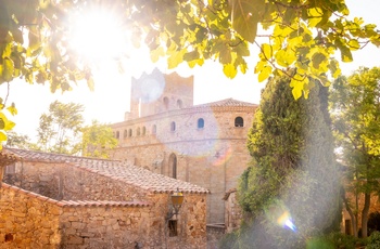 Pals, Catalonien, Spanien - solnedgang over middelalderbyen Pals