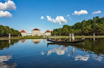 Nymphenburg Palace og par i gondol © Munich Tourism, Werner Boehm