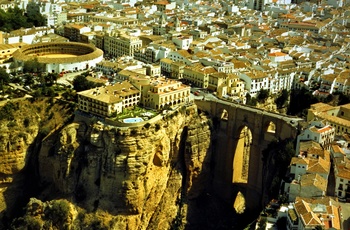 Parador de Ronda, Ronda, Spanien - fra luften med udsigt til hotel, Puente Nuevo broen og tyrefægterarena