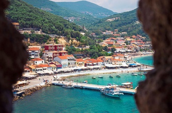 Udsigt fra fæstningen til kystbyen Parga - Grækenland - Foto: Jack Coble, Unsplash