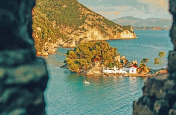 Udsigt fra fæstningen til kystbyen Parga - Grækenland - Foto: Miltiadis Fragkidis, Unsplash