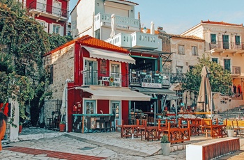 Spisesteder i kystbyen Parga - Grækenland - Foto: Miltiadis Fragkidis, Unsplash