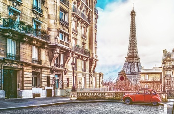 Gammel gade i Paris med udsigt til Eiffeltårnet, Frankrig