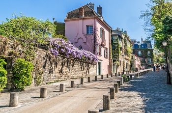 Gammel gade i bydelen Montmartre på en sommerdag, Paris i Frankrig