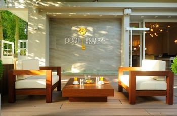 Pepi Boutique Hotel - Terrasse og skilt