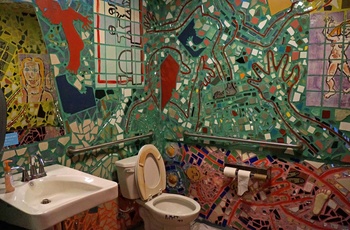 Selv toilettet er et kunstværk i Magic Gardens i Philadelphia