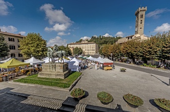 Piazza Mino-pladsen og domkirken San Romolo i Fiesole - Toscana i Italien