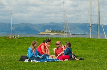 Picnic med Munkholmen i baggrunden, Trondheim i Norge - Foto CH VisitNorway