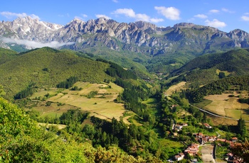 Udsigt til bjergtinderne i Picos de Europa Nationalpark i det nordlige Spanien