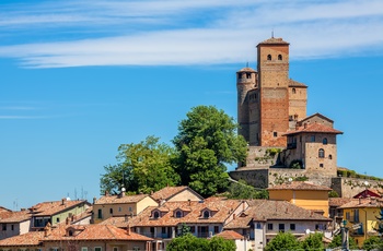 Tage og tårne i byen Alba i Piemonte, Norditalien