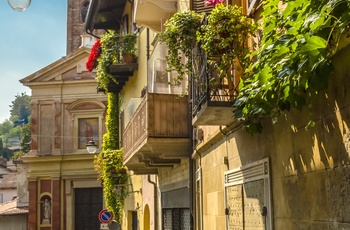 Hyggelig gade i Rivioli i Piemonte, Norditalien