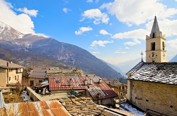 Den lille bjergby Usseaux i Piemonte