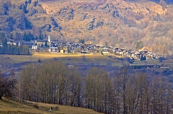 Udsigt til bjergbyen Usseaux i Piemonte