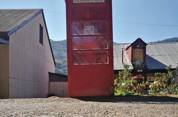 En gallel rød telefonboks i Pilgrims Rest, Sydafrika