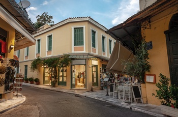 Restaurant og butik i Plaka-kvarteret om aftenen - Athen, Grækenland