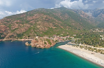 Kystbyen Porto og strand på Korsika - Foto: Daniel R, Unsplash