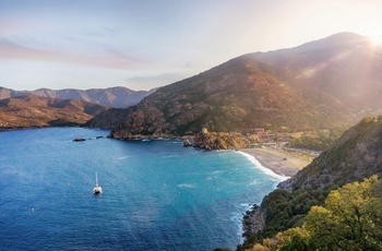 Kystbyen Porto og strand på Korsika - Foto: Hendrik Cornelissen, Unsplash
