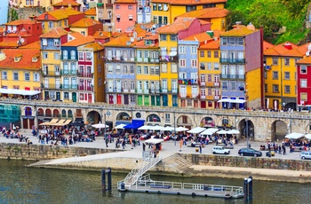 Ribeira, den gamle bydel i Porto ligger ned til Douro floden, Portugal