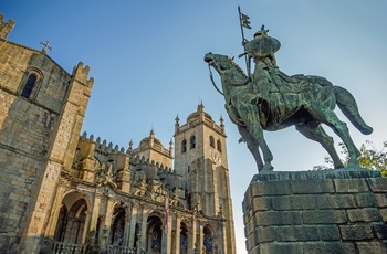 Statue af Vimara Peres foran São Francisco kirken i Porto