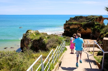 2 børn på vej ned på strand i Algarve, Portugal