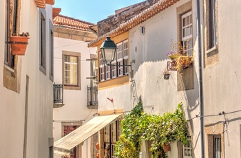 Smal gade i fæstningsbyen Almeida i det nordlige Portugal
