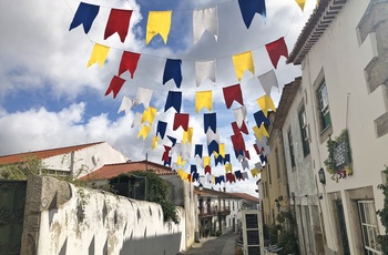 Smal gade i fæstningsbyen Almeida i det nordlige Portugal