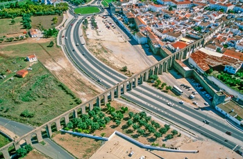 Luftfoto af akvædukten der løber ind i UNESCO byen Evora, Portugal