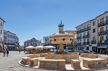 Praca do Giraldo, Evora´s største plads med Fonte Henriquina-fontænen, Portugal
