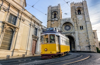 Sporvogn foran Katedralen Sé i Lissabon