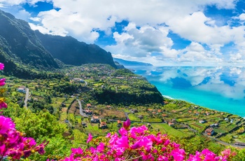 Udsigt fra bjergene og ud mod kysten på Madeira, Portugal