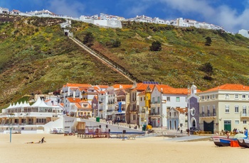 Stranden i kystbyen Nazare, Portugal