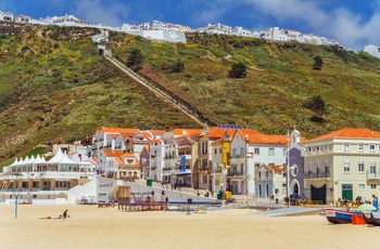 Stranden i kystbyen Nazare, Portugal