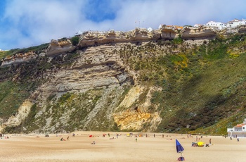 Strand og klippekyst og Sitio-distriktet, Nazare i Portugal