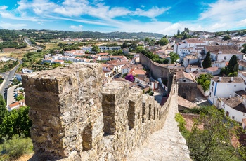 Den gamle bymur i middelalderbyen Obidos, Portugal