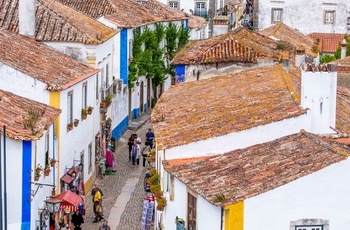 Udsigt ned til en af middelalderbyen Obidos smalle gader, Portugal