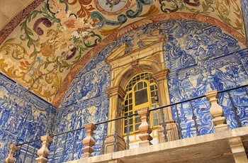 Eksempler på de håndmalede blå og hvide fliser, azulejos, Obidos i Portugal