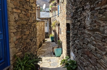Smal gade i Piodao - en lille bjerglandsby i Portugal